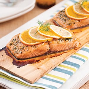 Saumons sur planche de cèdre mariné Bbq & érable
